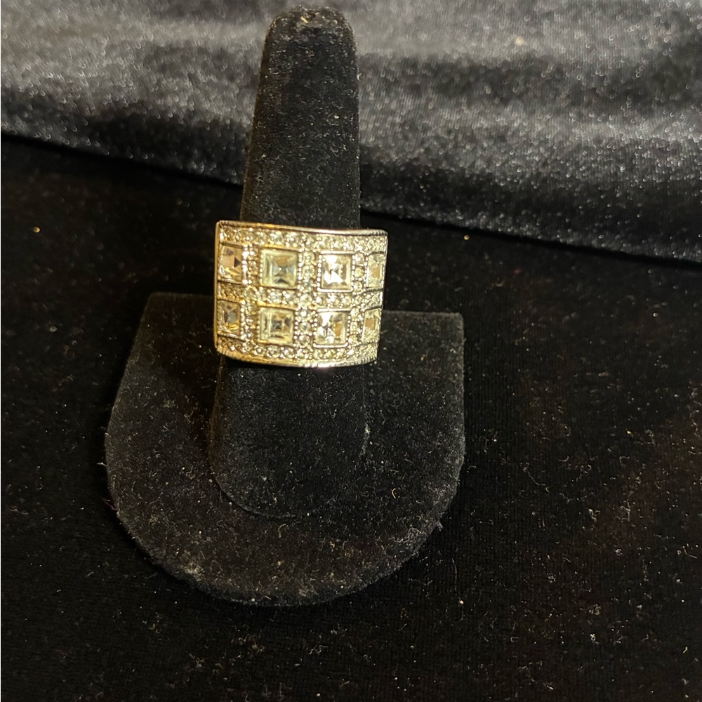 Silver tone Ring with Gem Accents size 8 1/2